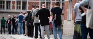 Lange Schlangen bilden sich vor den Wahllokalen in der Jane-Addams-Schule in Friedrichshain.
