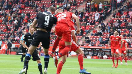 Timo Baumgartl (vorne rechts) musste nach dem Zusammenprall mit Bielefelds Fabian Klos (vorne links) ins Krankenhaus gebracht werden.