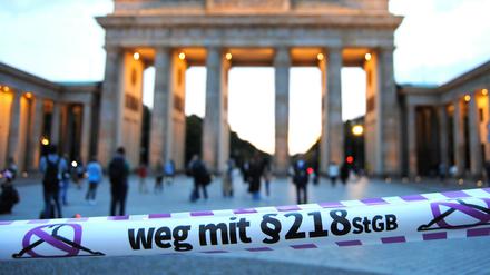 Paragraf 218 führe mit dazu, dass es immer weniger Ärzt*innen gebe, die Abtreibungen vornehmen, kritisiert das Bündnis für sexuelle Selbstbestimmung zum „Safe Abortion Day“.