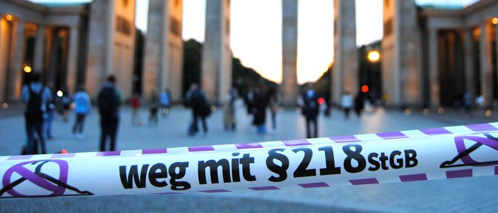 Paragraf 218 führe mit dazu, dass es immer weniger Ärzt*innen gebe, die Abtreibungen vornehmen, kritisiert das Bündnis für sexuelle Selbstbestimmung zum „Safe Abortion Day“.
