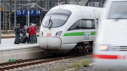 Reisende steigen am Hauptbahnhof Leipzig in einen ICE.