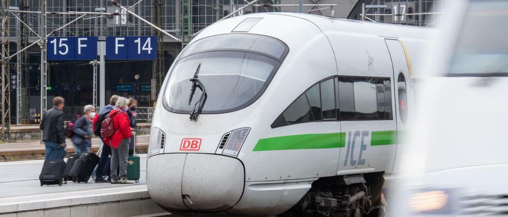 Reisende steigen am Hauptbahnhof Leipzig in einen ICE.