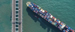 Gebremste Globalisierung. In der Pandemie wurden die Schwächen der Lieferketten ebenso offensichtlich wie die Gefahr von Abhängigkeiten. Ohne Halbleiter aus Asien läuft nicht viel in der deutschen Industrie. 