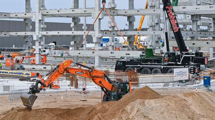 Viel Betrieb herrscht am Rohbau für die künftige Batteriefabrik auf dem Baugelände der Tesla Gigafactory östlich von Berlin.