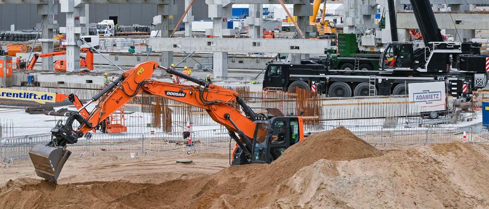 Viel Betrieb herrscht am Rohbau für die künftige Batteriefabrik auf dem Baugelände der Tesla Gigafactory östlich von Berlin.