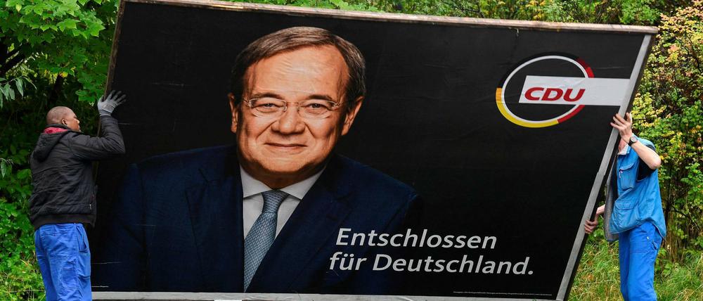 Ein Wahlplakat von Armin Laschet wird abgebaut