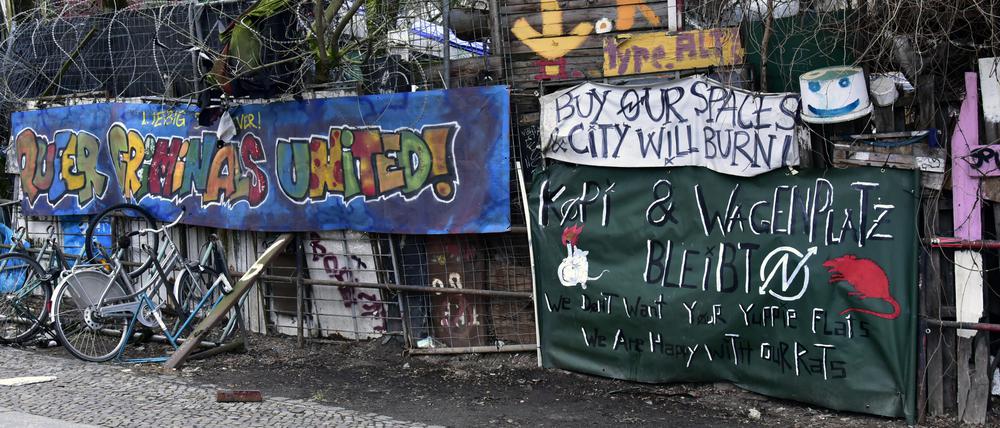 Seit rund 30 Jahren gibt es den Wagenplatz neben dem autonomen Hausprojekt „Köpi“ in Mitte. Nun soll er am 15. Oktober geräumt werden.