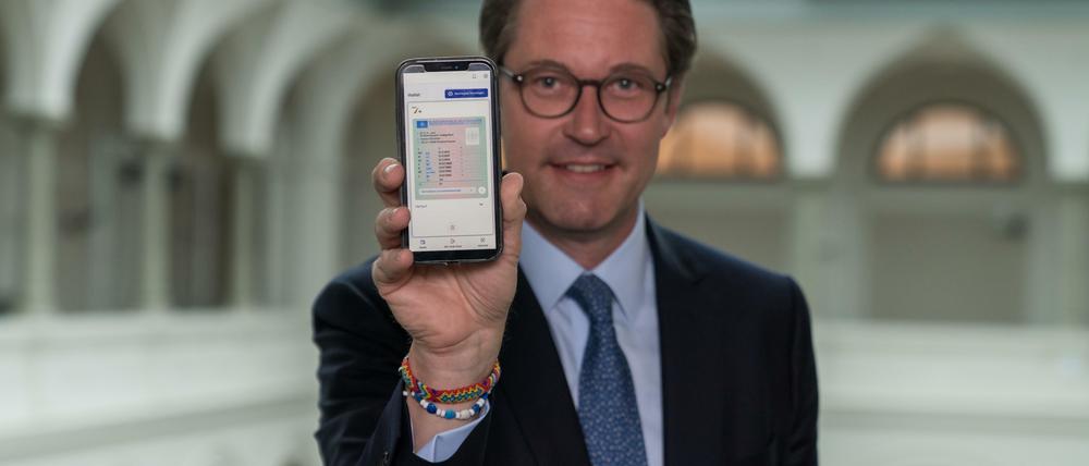 Stolz präsentierte Andreas Scheuer den digitalen Führerschein. Tage darauf ist der Minister "stocksauer" über die Probleme.