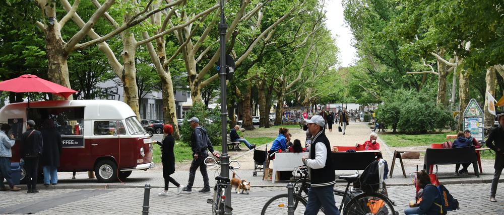 In der Mitte der Schillerpromenade befindet sich eine historische Grünanlage mit alten Platanen und Wiese. Falschparker:innen scheinen das nicht wertzuschätzen.