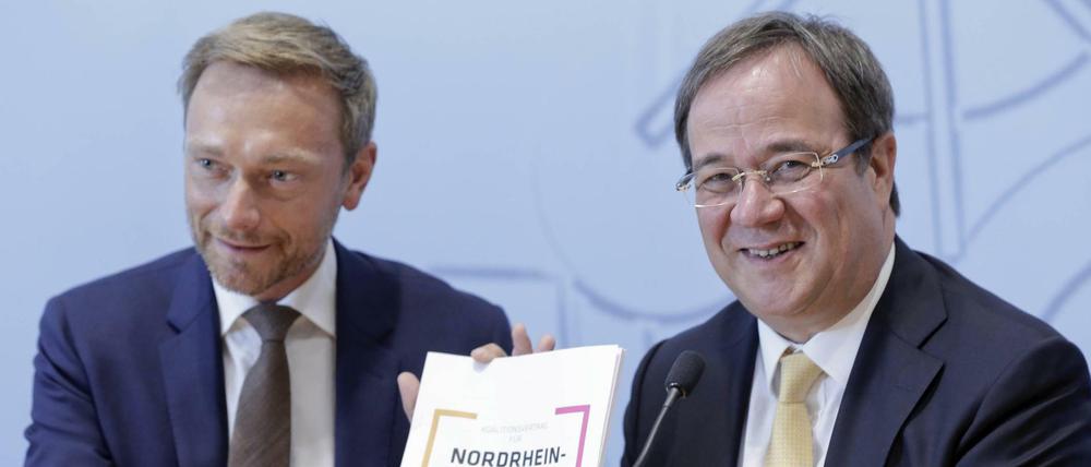 Nach der Landtagswahl in NRW 2017: Die Spitzenkandidaten Christian Lindner und Armin Laschet halten den Koalitionsvertrag in den Händen.