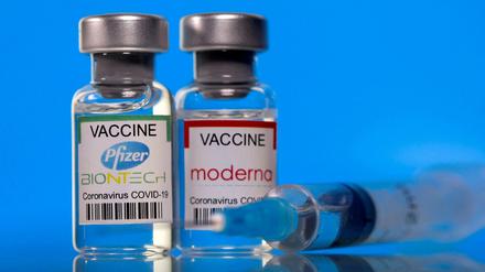 Pfizer-BioNTech and Moderna Impfdosen (Symbolbild)