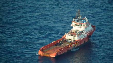 Die Crew des italienischen Versorgungsschiffs Asso Ventinove rettete am Samstag mehrere Migranten, die auf einem Holzboot von Libyen nach Europa gelangen wollten.
