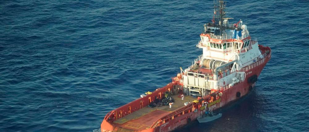 Die Crew des italienischen Versorgungsschiffs Asso Ventinove rettete am Samstag mehrere Migranten, die auf einem Holzboot von Libyen nach Europa gelangen wollten.