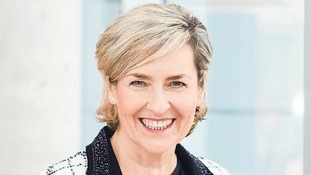Einheit hoch drei. Karola Wille ist seit 2011 Intendantin des Mitteldeutschen Rundfunks, bei dem sie seit 1996 als Juristische Direktorin gearbeitet hat. Der MDR wird von den Ländern Sachsen, Sachsen-Anhalt und Thüringen getragen. 2020 nahm der MDR rund 580 Millionen Euro an Rundfunkbeiträgen ein. Unter den neun ARD-Sendern liegt die Dreiländeranstalt damit im Mittelfeld.