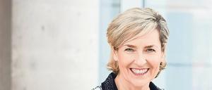 Einheit hoch drei. Karola Wille ist seit 2011 Intendantin des Mitteldeutschen Rundfunks, bei dem sie seit 1996 als Juristische Direktorin gearbeitet hat. Der MDR wird von den Ländern Sachsen, Sachsen-Anhalt und Thüringen getragen. 2020 nahm der MDR rund 580 Millionen Euro an Rundfunkbeiträgen ein. Unter den neun ARD-Sendern liegt die Dreiländeranstalt damit im Mittelfeld.