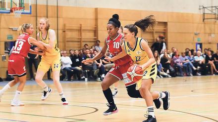 Lena Gohlisch, 27, (rechts) spielt im dritten Jahr für die Frauen von Alba. Am Samstag (19.30 Uhr) bestreitet die Ärztin mit ihrem Team das erste Heimspiel.