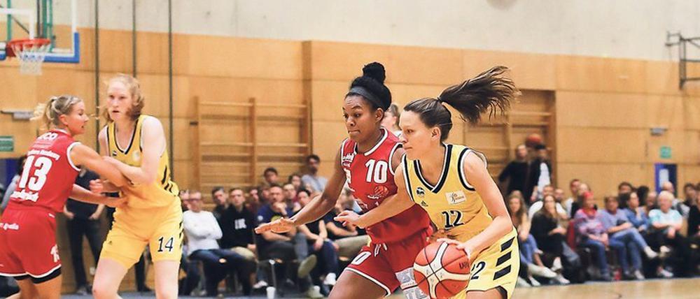 Lena Gohlisch, 27, (rechts) spielt im dritten Jahr für die Frauen von Alba. Am Samstag (19.30 Uhr) bestreitet die Ärztin mit ihrem Team das erste Heimspiel.