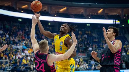 Festgerannt. Jaleen Smith (Mitte) ist sportlich noch nicht richtig angekommen bei Alba Berlin. Im Auftaktspiel gegen Bonn blieb er ohne Punkte und sehr unauffällig. Hier begeht er ein Offensivfoul gegen Tim Hasbargen (links). 