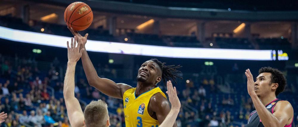 Festgerannt. Jaleen Smith (Mitte) ist sportlich noch nicht richtig angekommen bei Alba Berlin. Im Auftaktspiel gegen Bonn blieb er ohne Punkte und sehr unauffällig. Hier begeht er ein Offensivfoul gegen Tim Hasbargen (links). 