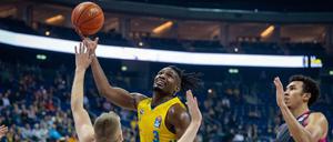 Festgerannt. Jaleen Smith (Mitte) ist sportlich noch nicht richtig angekommen bei Alba Berlin. Im Auftaktspiel gegen Bonn blieb er ohne Punkte und sehr unauffällig. Hier begeht er ein Offensivfoul gegen Tim Hasbargen (links). 