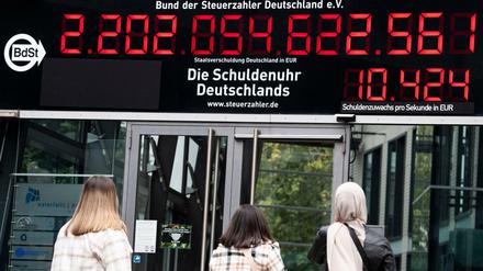 Neuer Höchststand im Februar 2021 - die Schuldenuhr am Gebäude des Bundes der Steuerzahler in Berlin-Mitte 