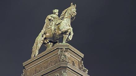 Friedrich II. reitet in Berlin Unter den Linden.