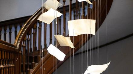 Im Inneren der runden Treppe im Direktorenhaus leuchtet die Lampe von Cordula Kafka besonders schön. Die Porzellanscheiben sehen aus wie in der Luft erstarrte Papierbögen.