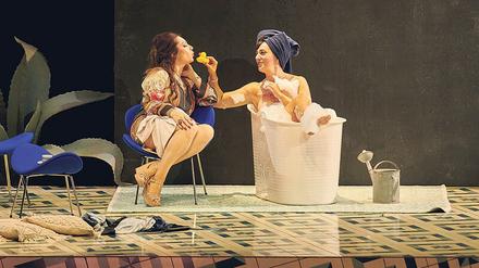 Barbara Frittoli als Despina und Marina Viotti als Dorbella.
