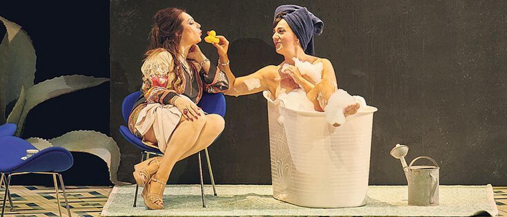 Barbara Frittoli als Despina und Marina Viotti als Dorbella.