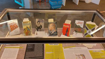 Die vandalisierten Bücher wurden in einer Vitrine ausgestellt.