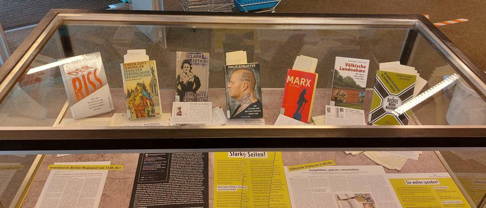 Die vandalisierten Bücher wurden in einer Vitrine ausgestellt.