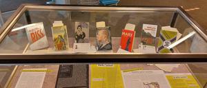 Die vandalisierten Bücher wurden in einer Vitrine ausgestellt.