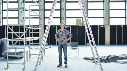 Im Februar soll der erste Bauabschnitt fertig sein. Schulleiter Lutz Geburtig zeigt die sanierte Sporthalle.