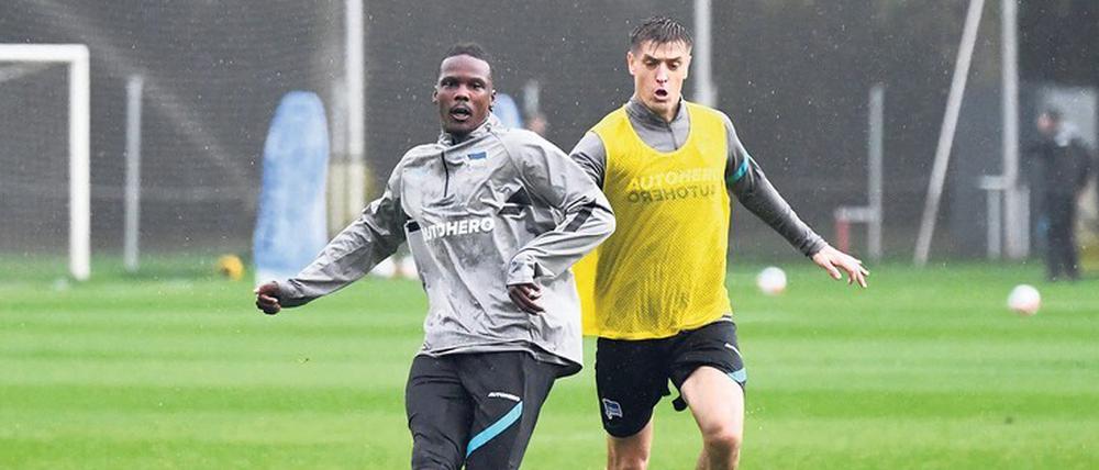 Krzysztof Piatek (r.) ist wieder einsatzfähig. Für 90 Minuten aber reicht es anders als bei Dedryck Boyata noch nicht. Herthas Kapitän steht wohl gegen Freiburg zur Verfügung – genauso wie Deyovaisio Zeefuik, der am Donnerstag ins Training zurückgekehrt ist. 
