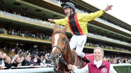 Jockey Rene Piechulek hat auf dem deutschen Hengst Torquator Tasso den Prix de l’Arc de Triomphe in Paris-Longchamp, das wichtigste Galopprennen der Welt, gewonnen. 