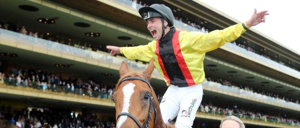 Jockey Rene Piechulek hat auf dem deutschen Hengst Torquator Tasso den Prix de l’Arc de Triomphe in Paris-Longchamp, das wichtigste Galopprennen der Welt, gewonnen.