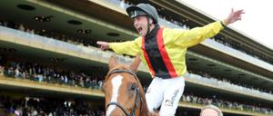 Jockey Rene Piechulek hat auf dem deutschen Hengst Torquator Tasso den Prix de l’Arc de Triomphe in Paris-Longchamp, das wichtigste Galopprennen der Welt, gewonnen. 