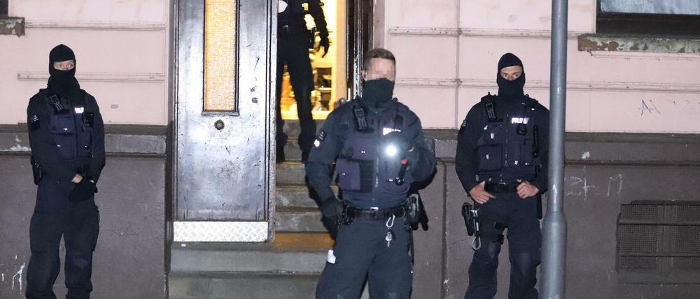 Bei einer Großrazzia gegen Geldwäsche und organisierte Kriminalität mit Schwerpunkt NRW wurden zehn Personen festgenommen.