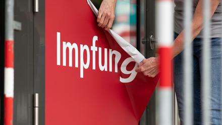 Das nächste Impfzentrum schließt. Die Auftragslage wird auch für Hausärzte immer dünner.