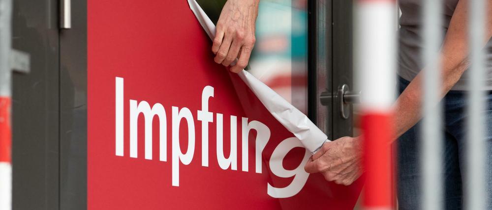 Das nächste Impfzentrum schließt. Die Auftragslage wird auch für Hausärzte immer dünner.