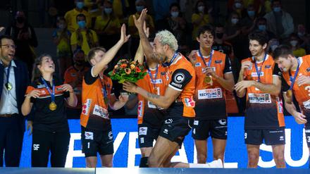 Benjamin Patch und seine Teamkollegen bejubeln den Supercup.