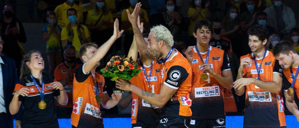 Benjamin Patch und seine Teamkollegen bejubeln den Supercup.