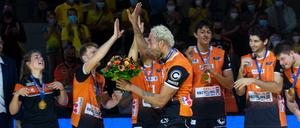 Benjamin Patch und seine Teamkollegen bejubeln den Supercup.