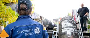 Mitarbeiter des Stromnetz Berlin arbeiten an den beschädigten Stromkabeln in Berlin Prenzlauer Berg.