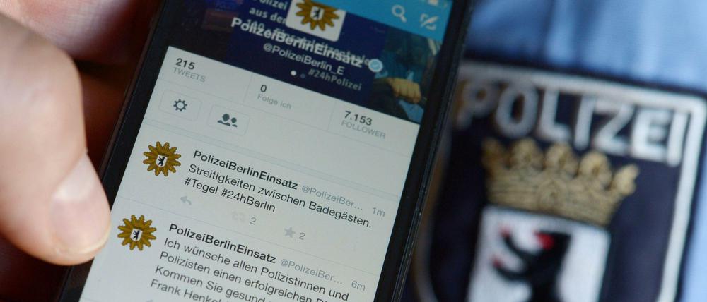 Unter @PolizeiBerlin_E berichtet die Berliner Polizei live von aktuellen Einsätzen, am Freitag zum Teil im Sekundentakt. 