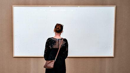 Wie Sie sehen, sehen Sie nichts. Eine Besucherin im Kunsten-Museum in Aalborg betrachtet das Bild von Jens Haaning mit dem Titel "Nimm das Geld und hau ab".