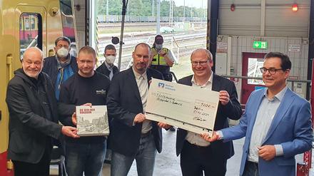 Der SPD-Abgeordnete Sven Heinemann (2. von rechts) spendete den Erlös seines Buches über die Ringbahn an den Verein Historische S-Bahn. Ganz rechts S-Bahn-Chef Peter Buchner. 