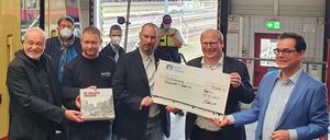 Der SPD-Abgeordnete Sven Heinemann (2. von rechts) spendete den Erlös seines Buches über die Ringbahn an den Verein Historische S-Bahn. Ganz rechts S-Bahn-Chef Peter Buchner. 