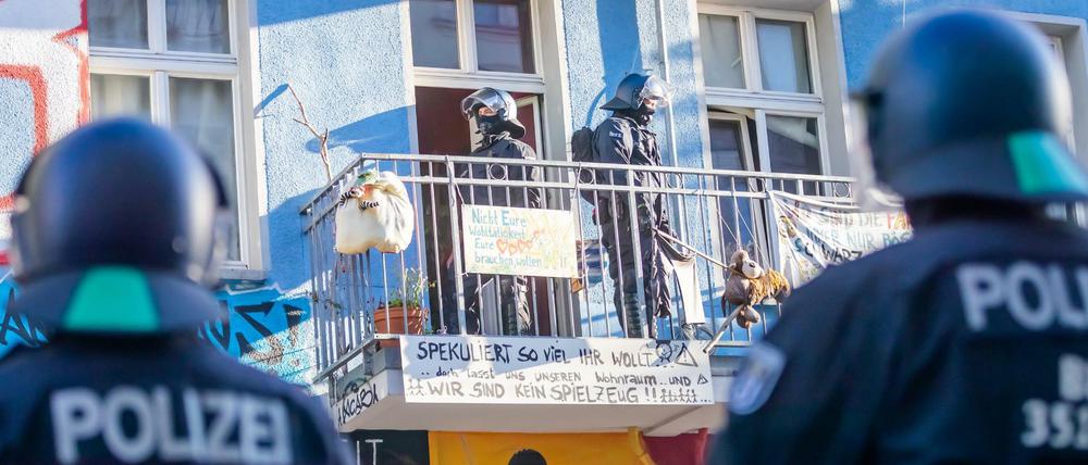 Der Gebäudekomplex gilt als Symbol der linksradikalen Szene. Immer wieder ist es dort zu gewaltsamen Zusammenstößen mit der Polizei gekommen.
