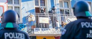 Der Gebäudekomplex gilt als Symbol der linksradikalen Szene. Immer wieder ist es dort zu gewaltsamen Zusammenstößen mit der Polizei gekommen.